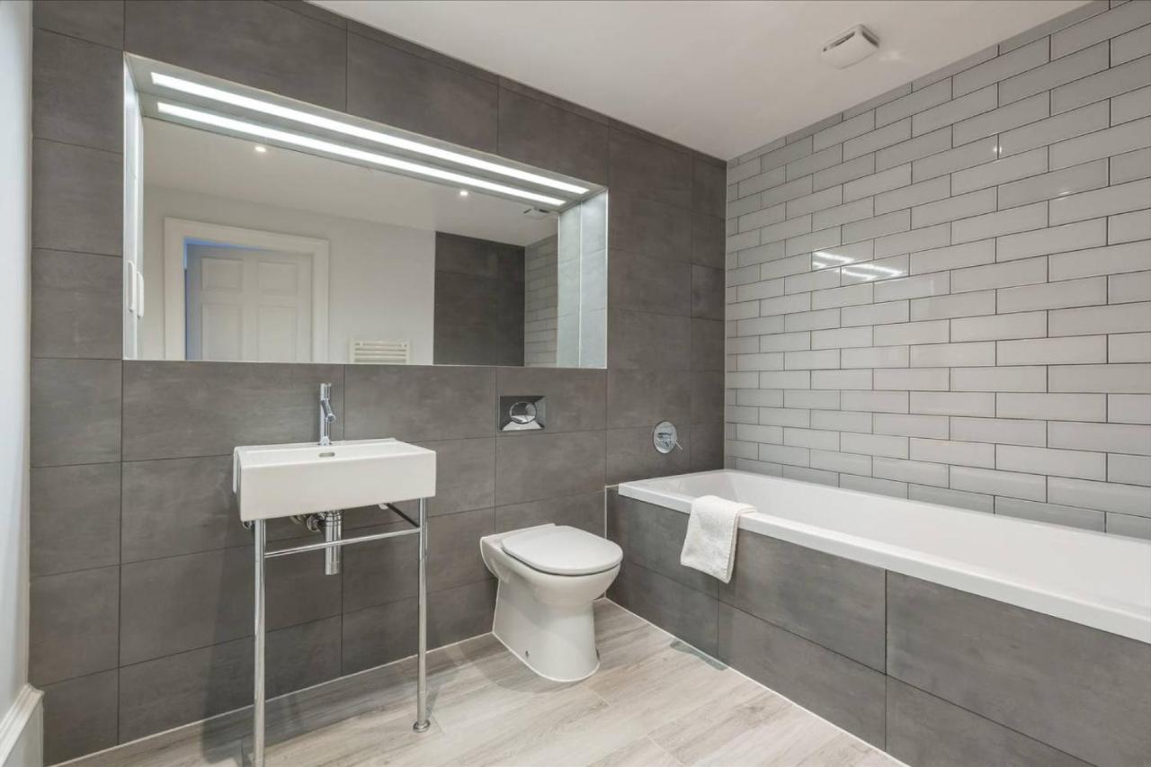 Joivy Luxurious 2Br Home Near Haymarket Station Edimburgo Exterior foto